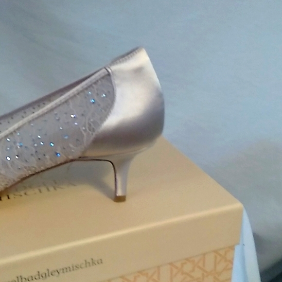 Women's 7 1/2 NIB Badgley Mischka crystal studded heels in champagne - Picture 2 of 2